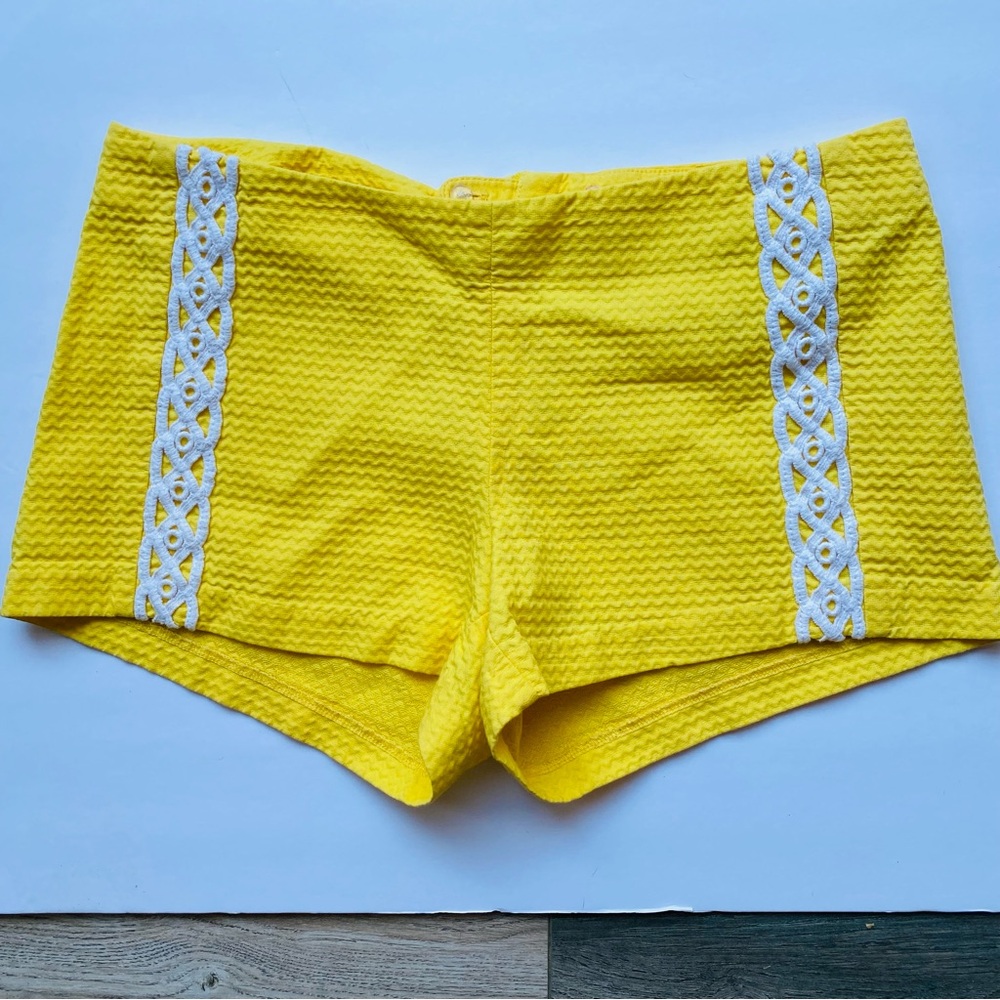 Lilly Pulitzer Sz 6 Yelloe Embroidered shorts